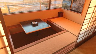 Gyokushouen Arai - 詩季亭(窓側の掘り炬燵席)