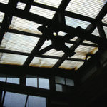 うさぎとぼく - 天井がトタン張りになっていて、やわらかい自然の光が入ってくるのがいい感じだね。