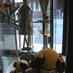 うさぎとぼく - 店先にあるかっこいい機械は焙煎マシーンだよ。買った生豆をこれで焙煎してもらうんだよ。