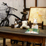 うさぎとぼく - お店の奥に行くと・・・木製のうさぎさんが仲良く机に座っています。