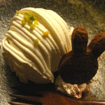 うさぎとぼく - 黒ゴマのケーキ部分と豆乳のクリームがすごくマッチしてるね〜甘さも控えめでとっても美味しいよ。