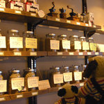 うさぎとぼく - 入り口を入ってすぐ右手にコーヒー豆を売っているコーナーがあるよ。