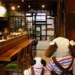 うさぎとぼく - 店内は木のぬくもりが感じられる落ち着いた雰囲気。築70年以上の長屋を改装して作ったお店なんだって。