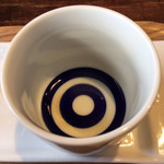 Kura + Soba Naka Ya - コーヒーを飲み干すと現れる、青の蛇の目模様！
