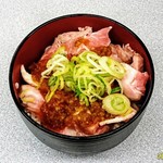 日本一馬鹿豚 - 先ずはレアチャーシュー丼(￥3️⃣0️⃣0️⃣)を上から撮影‼️