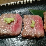 ハタハタ屋敷 - あきた錦牛の串焼き。串から取ります。