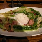 オステリアバールルイージ - 温泉卵の乗ったバポーレシーザーサラダ　