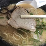 福龍ラーメン - チャーシューは小さめだけど肉厚ばい