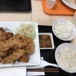 Ouki Chuubou - ユーリンチーセット 961円
                        前の黒いお膳は中華飯、横はオムライス