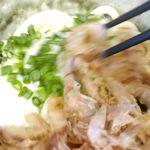 伊勢うどん専門店 いなむら - まずは、食べる前にしっかりとかき混ぜて麺にタレや卵の風味をなじませていきます。