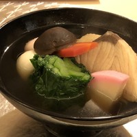鮨 そえ島 - ＊「ブリ」「かつお菜（博多独特のお野菜）」「鶏肉」「紅白の小餅」「椎茸」「かまぼこ」など具沢山。 昆布やいりこ、鰹などで取られた出汁の味わいを感じ、とても美味しい。