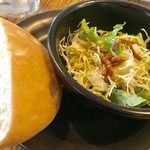 讃岐屋 - ランチセット¥900(税込)のサラダとパン(フォカッチャ)