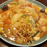 彩華 - 麺を引っ張り出し