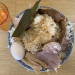 らーめん・つけめん虎心 - 「虎二郎」大「大盛 × 2」〔麺の量合計 650g〕「肉増し」「味玉」上から。確かに、麺が見えないほどのたっぷりの野菜、、、まあ、実際、少なくはなかったが、たっぷり？ と言えるかどうかはまた別の話だ。見た目の姿形に騙されてはいけない。