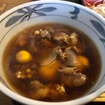 そば処 大和 - 鶏もつ汁のアップ