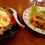 アイリスラーメン - チャーハン目玉焼きと鶏肉のソース唐揚げ