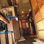 さうだあで - 店内通路。通路の両端に半個室があります。