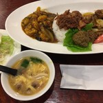 大衆中遊華食堂 八戒 - 二種あいがけカレー（￥1200） えび辛子カリー、生ラムクミン炒めカリー