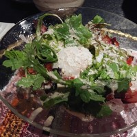 焼肉 にくなべ屋 神戸びいどろ 北野坂店 - カリカリベーコンと春菊の温玉シーザーサラダ