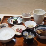 津の守坂 小柴 - ご飯（おかずのお供は、ちりめん山椒とぶりのアラ煮