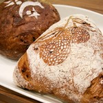 吳寶春麥方店 - 手前が08年の世界一　　　　　　　　　　　奥が16年の世界一　　　　　　　　　　　手前直径30センチ　　　　　　　　　　　奥は直径20センチ