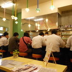 夢民 - 平日のお昼は、満席（並んで座って待ちますが、思ったよりも回転は早い）