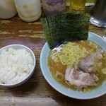 家系ラーメン まこと家 - ラーメン（味薄め）とライス