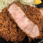 中はほんのりピンク色で、断面から肉汁と脂が溢れています！