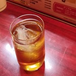 アップル - ウーロンハイ。瓶ビ飲むどぎのグラスなんで小っさいんだけれど、濃ゆいのよコレが。