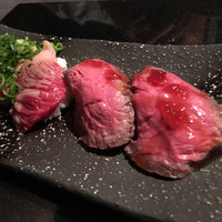 焼肉 にくなべ屋 神戸びいどろ 北野坂店 - 肉寿司2種握り（肉鍋コース）