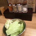 串かつ だるま - お代り可能なキャベツ