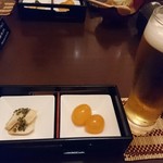 秋田比内地鶏生産責任者の店　本家あべや - お通しと生ビール