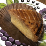 ツマガリ - ガレット・デ・ロワ。初めて食べたけどすっっごく美味しくてこれが一番の驚きだった。パイの塩気、中のスポンジの甘さとコク、それぞれの素材の香りも良くて最高。