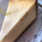 ツマガリ - チーズケーキ。濃厚なのに軽い。タルト生地のサクサク感と塩気がまた合う。