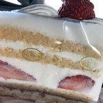 ツマガリ - これが一番食べたくてお店に行った。生クリームは甘くないけどコクがある。スポンジは卵の香りが良くて軽い口当たり。いちごは酸味があって生地との相性がいい。食べたらふわっとなくなるくらい全体的に軽い。