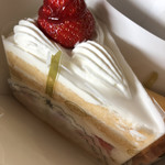 ツマガリ - 今まで食べた中で一番美味しいイチゴのショートケーキだった。税込504円と高めだけど大きさもしっかりあるし小洒落たケーキ屋の小さく高いケーキに比べたらコスパ良すぎ。