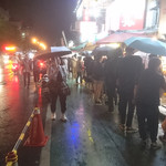 大頭龍蚵仔煎 - 夜市は小雨で少し寒いです