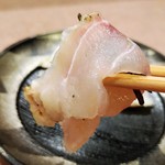 鮨処 多田 - 愛媛八幡浜の白甘鯛の昆布〆　そのまま塩昆布をくるんで食べます