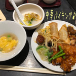 Honkon Chonron - 壁側に中華料理が並んでる。
                        中華バイキング(120分/2299円)♪
                        次々補充される料理は途中で種類が変わる事もあるらしい。ほんの一口ずつ取っていっても食べきれない位の種類があるなぁ〜どれも美味しい！