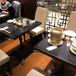 Honkon Chonron - 中は広いテーブル席、壁側に中華料理が並んでる。
      表にあった中華バイキング〜50種以上のメニューが食べ放題！〜(120分/2299円)にする。ドリンクバー(199円)はまぁいっか〜と付けずじまい。
