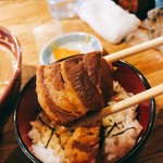 らあめん琥紅や - 豚角煮丼 角煮リフト