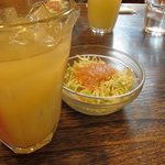 Monarekodo ongaku shokudou - ランチセットのサラダとグレープフルーツジュース