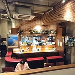 99600254 - 右手前の一段高い席より店内方面