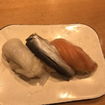 Sushi Misakimaru - エンガワ、コハダ、サーモン、各１００円。どれも普通に美味しかったです(^｡^)