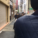 めしの助 - 開店40分前で、既にこの行列！