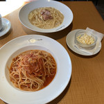 カプリチョーザ - トマトとニンニクのスパゲティ、スモークチーズとベーコンのカルボナーラ