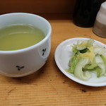 とんかつ山家 上野店 - お茶と漬物