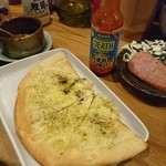 千匹屋 立ち飲み屋 - チーズピザ