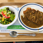 くじらや - 学食なので盛り付けもこんなもんでしょう。頑固おやじではなく気さくなお母さん達が対応してくれる。