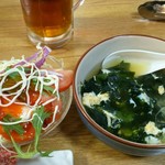 花門 - ランチセット2000円のサラダとスープ。サービスの麦茶はジョッキで出てきます。